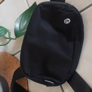 Lululemon belt bag: black